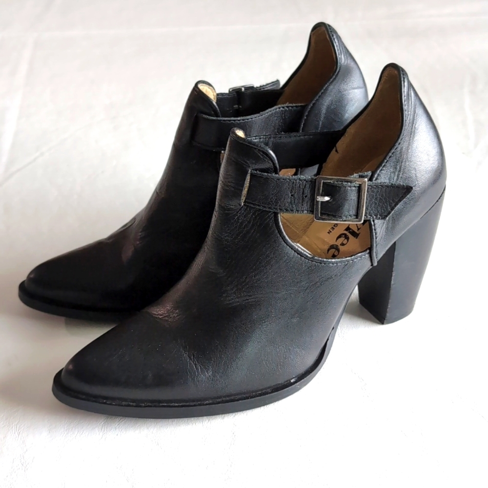 Ivylee Pointed Toe High Heeled Black Leather Moto Booties Women's Size 38